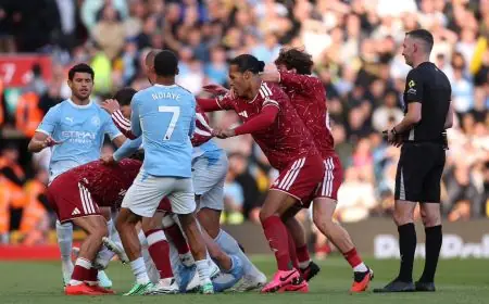 مانشستر سيتي يكتسح ليفربول بثلاثية نظيفة وينفرد بصدارة الدوري الإنجليزي الممتاز