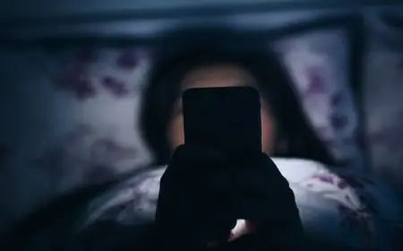 أضرار استخدام الهاتف في السرير.. كيف يؤثر على رقبتك ونومك؟