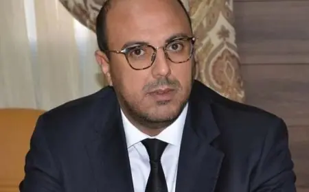 ولد الرشيد يمازح أسامة بريك في بهو البرلمان: “راني متابعك في فايسبوك”