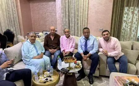 الزميلين مختار لغزيوي وإدريس شحتان يزوران الإعلامي الرياضي مصطفى طلال للاطمئنان على حالته الصحية