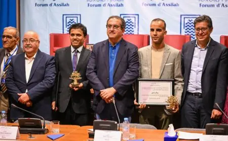 الأمن الوطني يحتفي بالشرطي بوبكر لمليتي بعد تتويجه بجائزة بلند الحيدري للشعراء الشباب