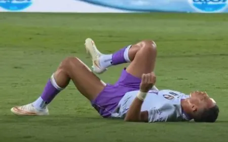سفيان رحيمي يغادر مباراة العين وشباب الأهلي باكيا بعد تعرضه للإصابة
