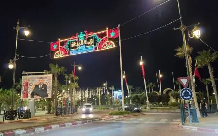 مدينة العيون تتزين بالأعلام الوطنية والسلاسل الضوئية استعداداً للاحتفال بعيد الوحدة والذكرى 51 للمسيرة الخضراء