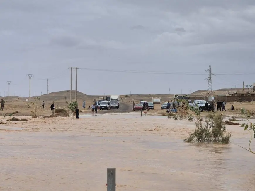 سيول وادي ربيب لحواش تقطع الطريق الرابطة بين السمارة والعيون