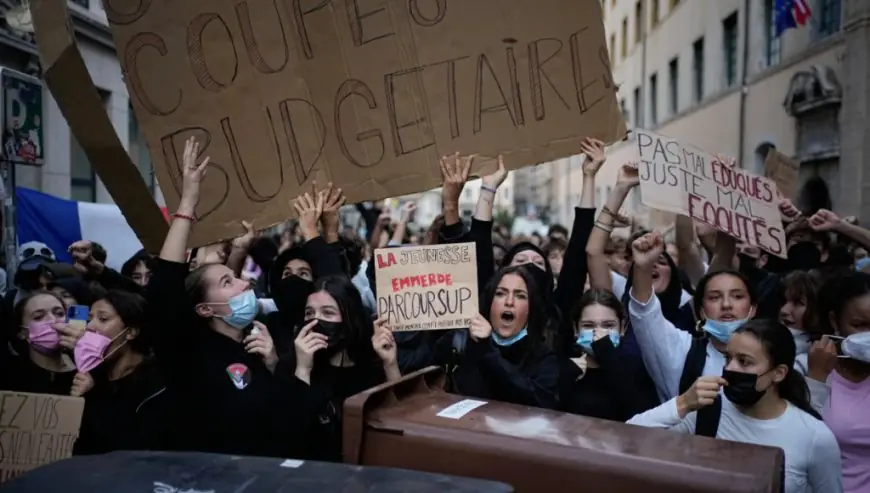 فرنسا.. محامون ينزلون إلى الشارع تضامناً مع احتجاجات التلاميذ