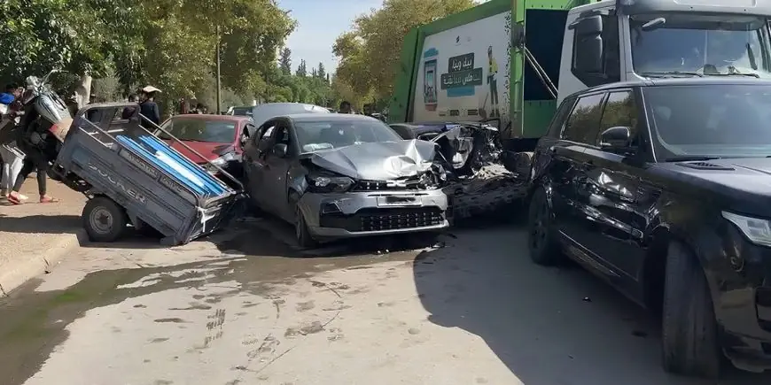فاس.. شاحنة لنقل النفايات تصطدم بعدد من السيارات وتخلف مصابين وخسائر مادية