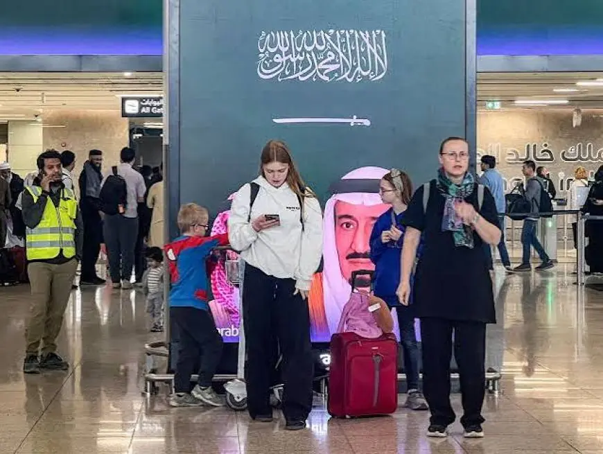 السعودية تعلق العمل في مطار الرياض