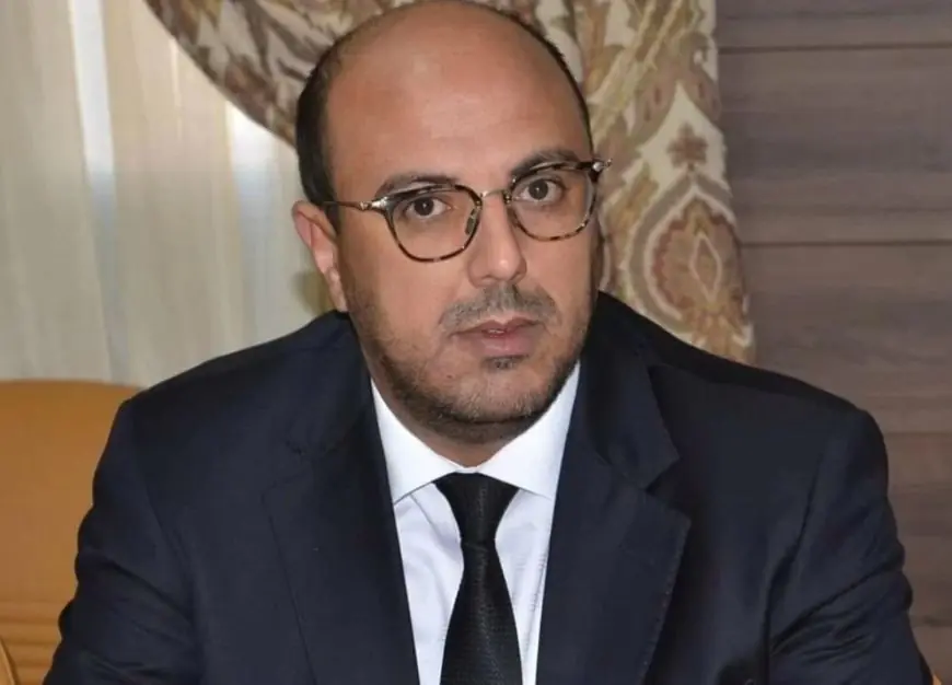 ولد الرشيد يمازح أسامة بريك في بهو البرلمان: "راني من المتابعين ديالك"
