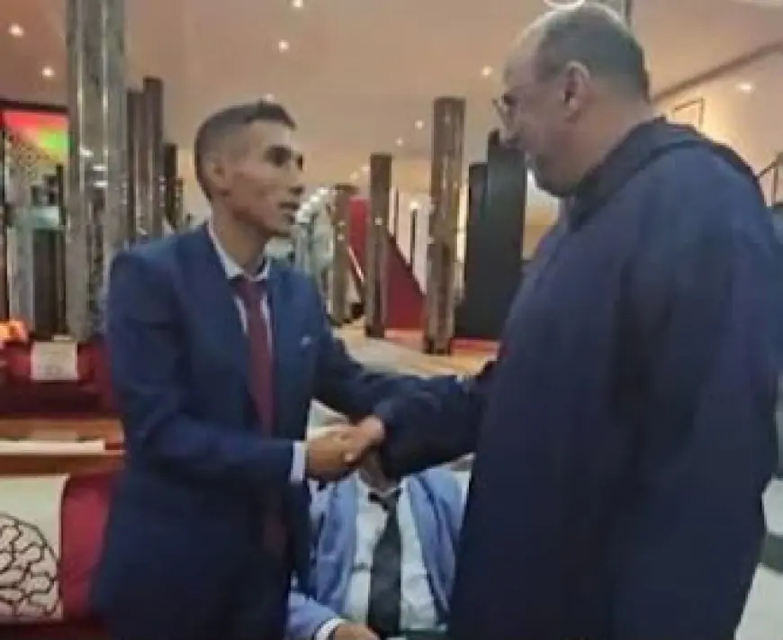 ولد الرشيد يمازح أسامة بريك في بهو البرلمان: "راني من المتابعين ديالك"