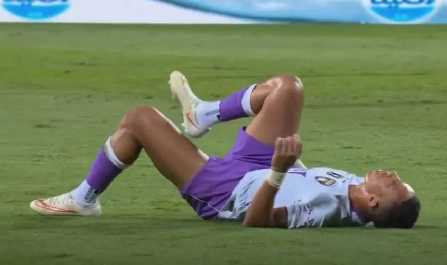 سفيان رحيمي يغادر مباراة العين وشباب الأهلي باكيا بعد تعرضه للإصابة