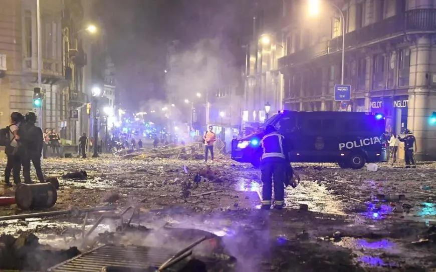 Tensions et pillages dans les rues de Barcelone et Rome