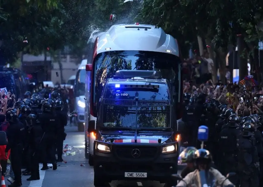 جماهير برشلونة ترشق حافلة ريال مدريد بالمقذوفات والألعاب النارية أثناء وصولها إلى "كامب نو" قبل مباراة الكلاسيكو