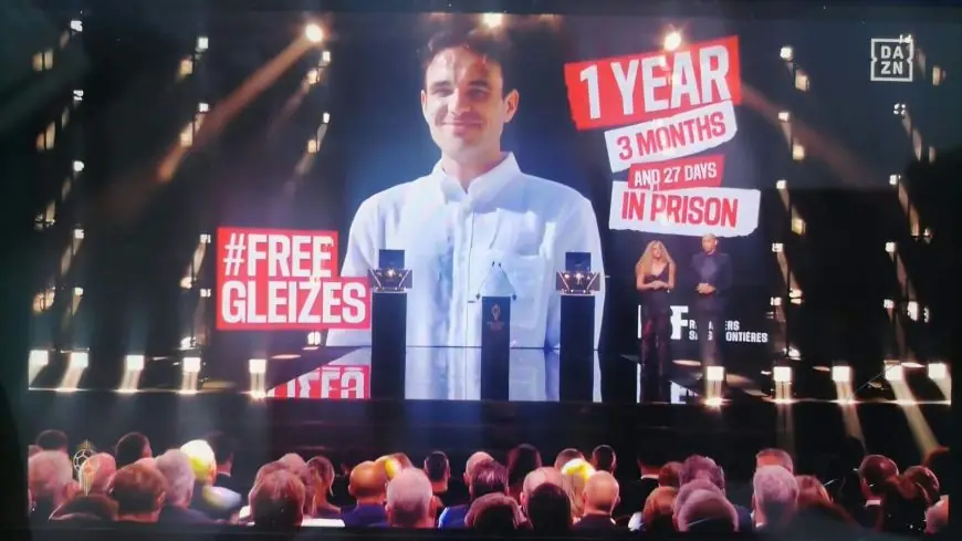 Hommage à Christophe Gleizes détenu en Algérie lors du Ballon d'Or 2026