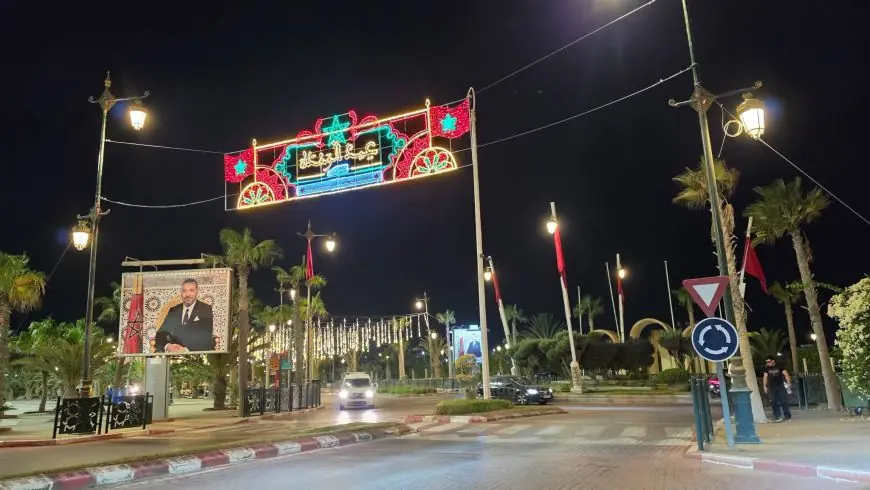 مدينة العيون تتزين بالأعلام الوطنية والسلاسل الضوئية استعداداً للاحتفال بعيد الوحدة والذكرى 51 للمسيرة الخضراء